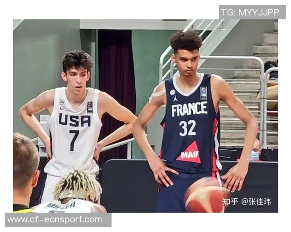 张佳玮解析马刺战术文班拿防守篮板后迅速推进全队快攻策略