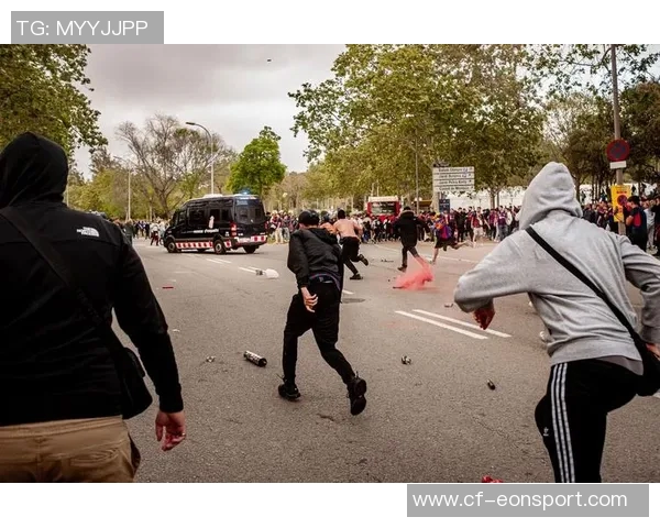 巴黎球迷大巴深夜抛锚高速上80人被困数小时等待救援