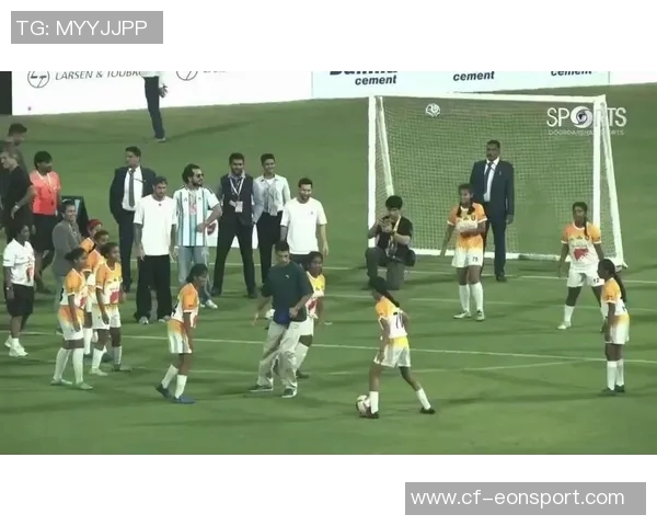 苏亚雷斯被印度小女孩穿裆瞬间引发外网热议震惊表情成热门话题